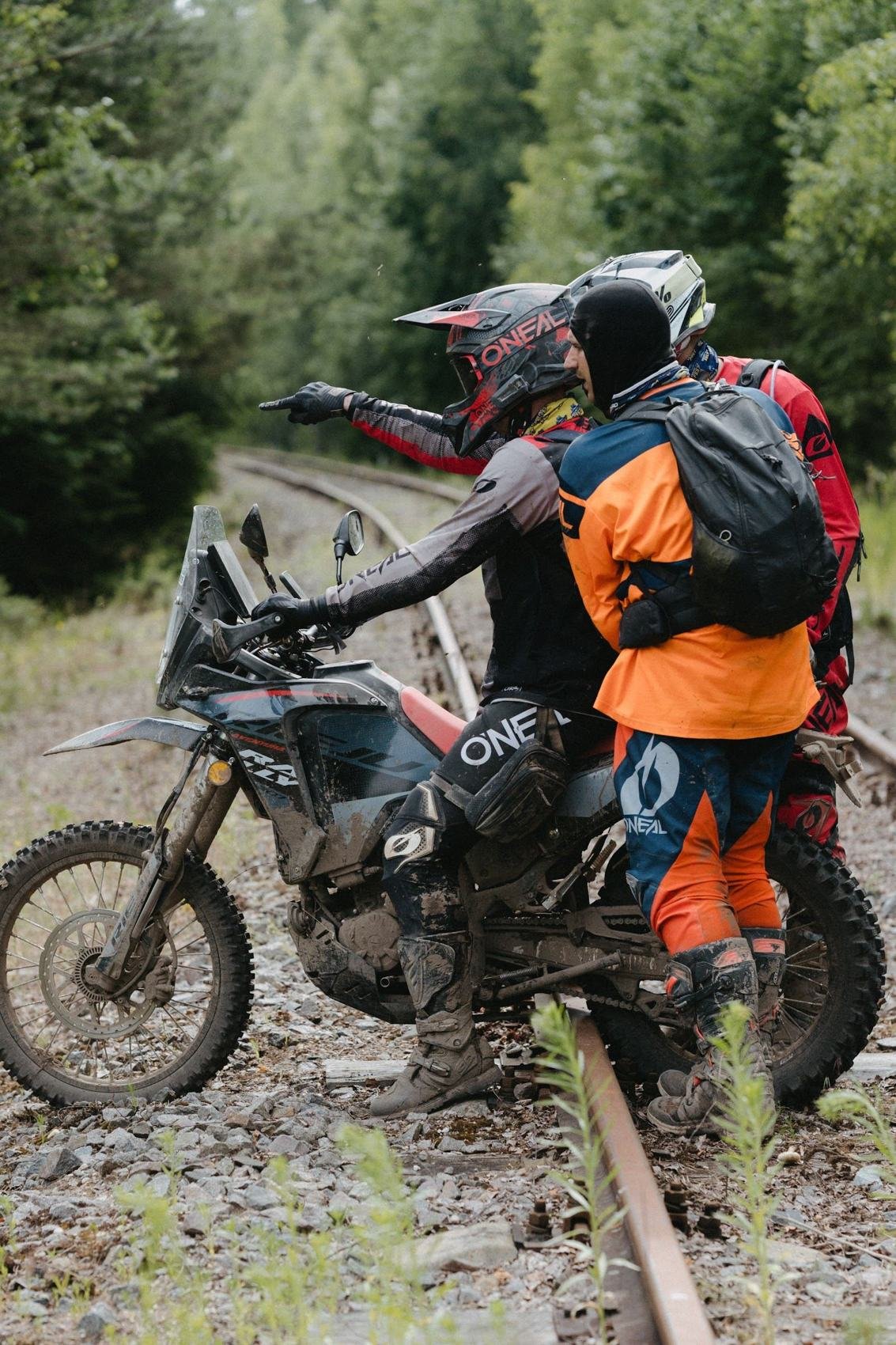 APL dalyviai su enduro motociklais miško keliuke