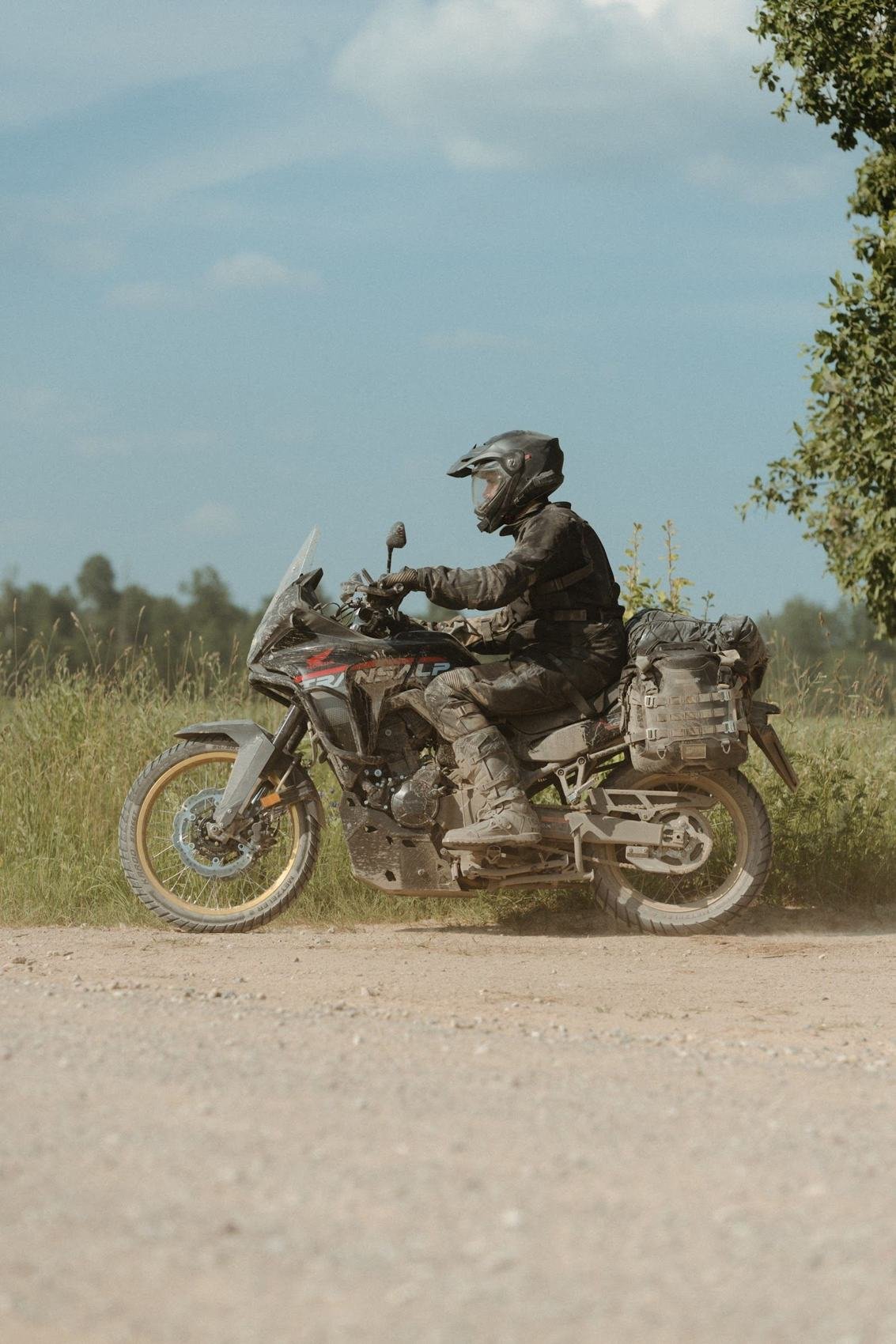 Adventure motociklininkas lauke