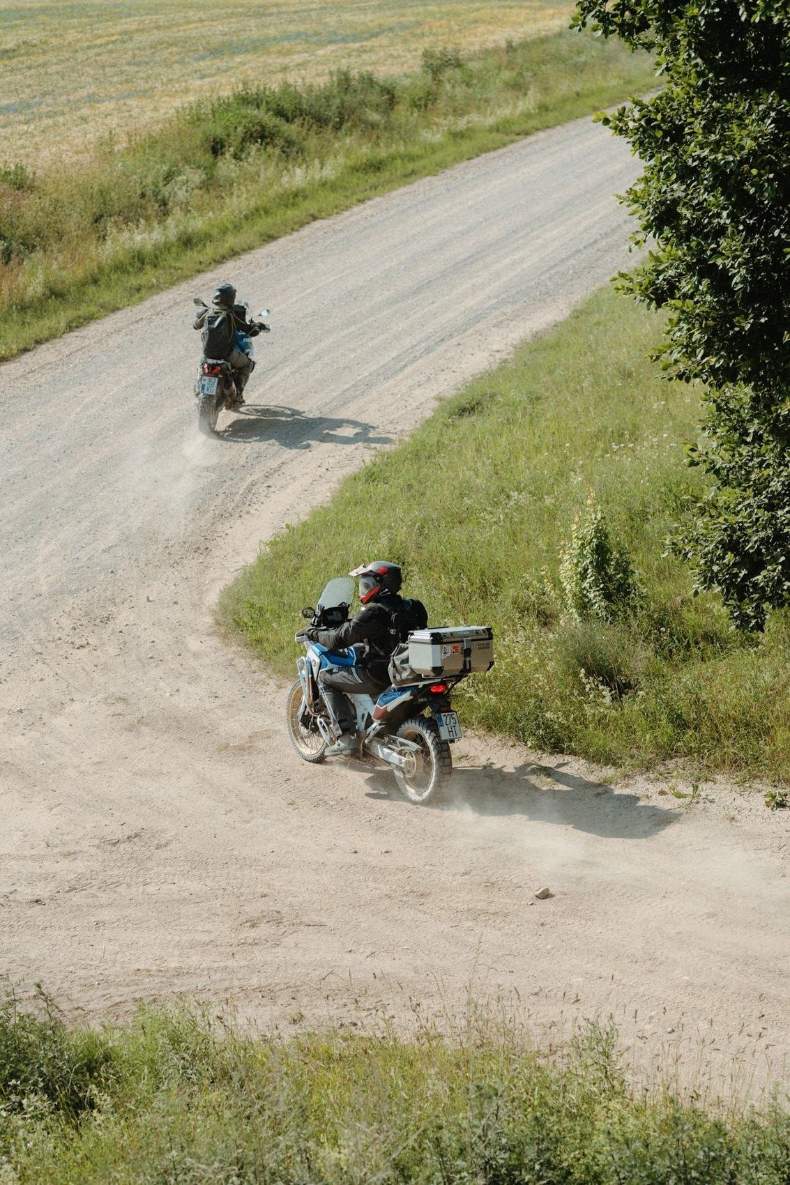 Nuotykių motociklai vingiuotame žvyrkelyje