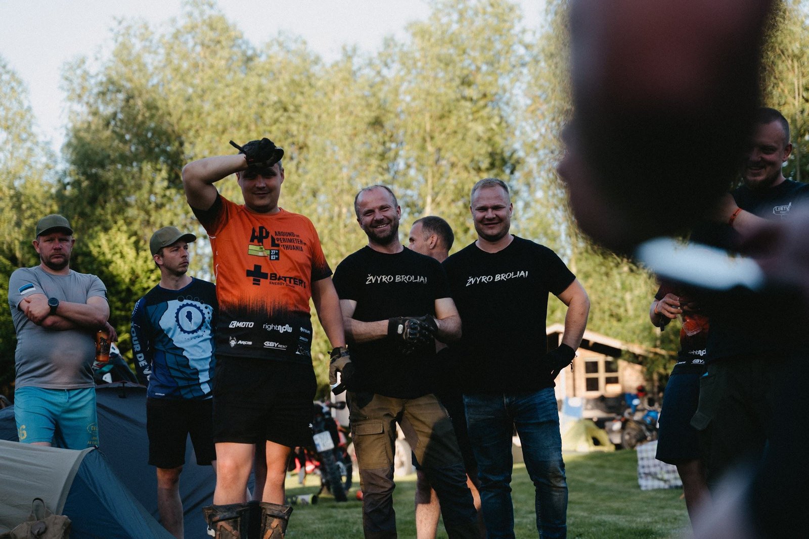 APL dalyvių grupė stovykloje