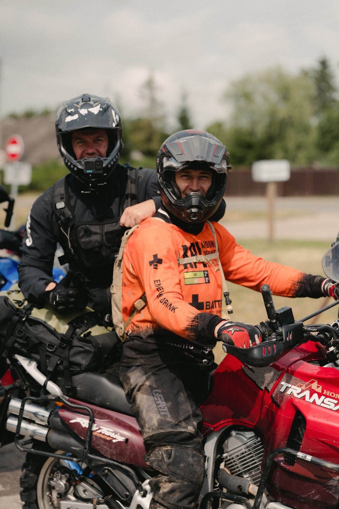 Du besišypsantys dalyviai ant motociklų