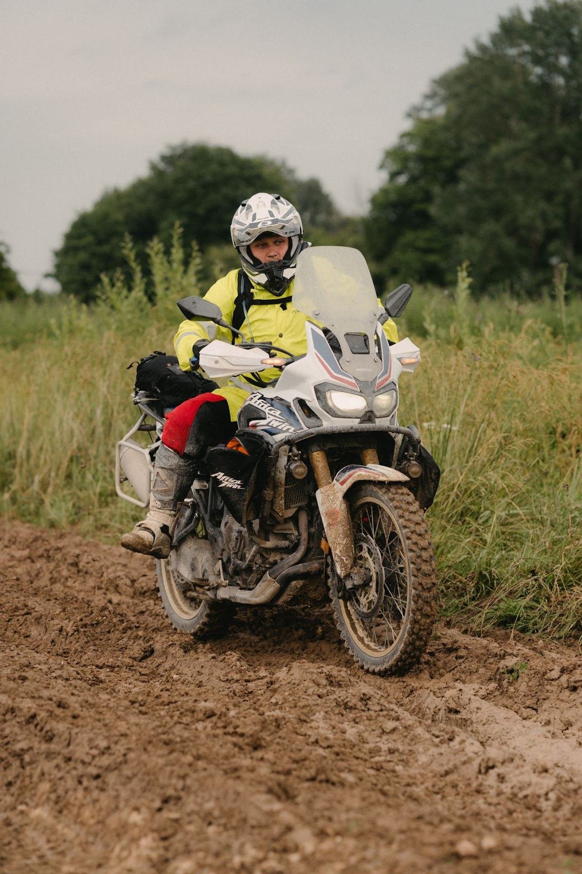 Adventure motociklas smėlėtame kelyje