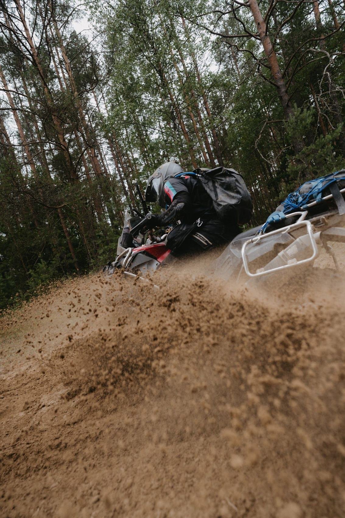 Motociklas smėlėtame miško ruože