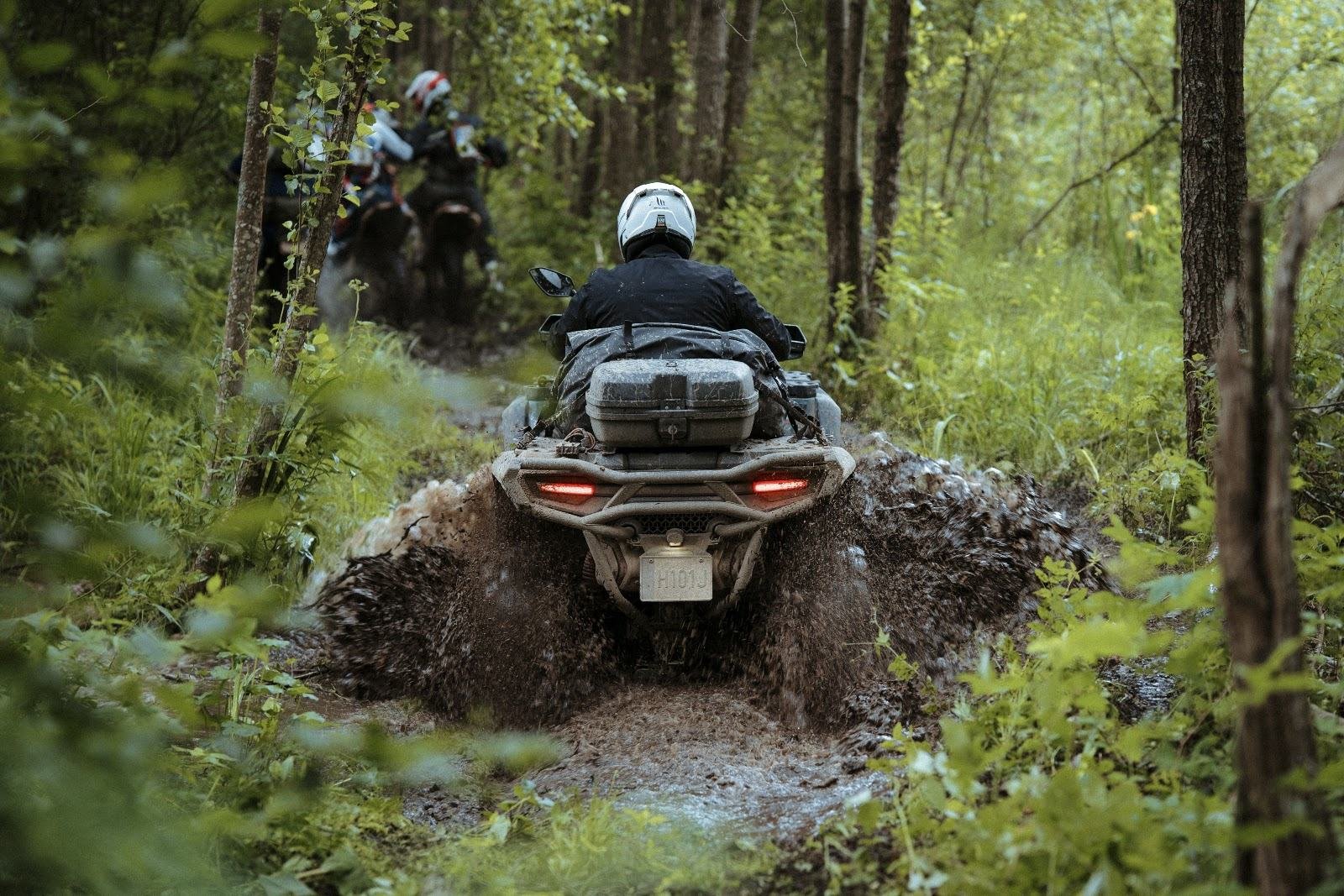 Motociklas brenda per purviną miško ruožą