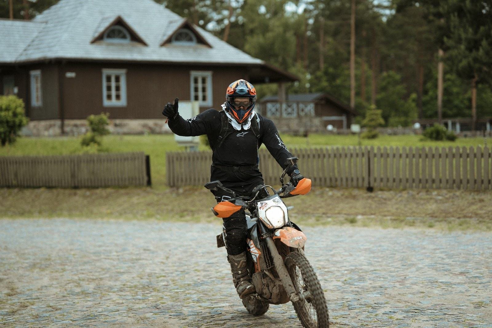 Dalyvis mojuoja prie kaimo sodybos
